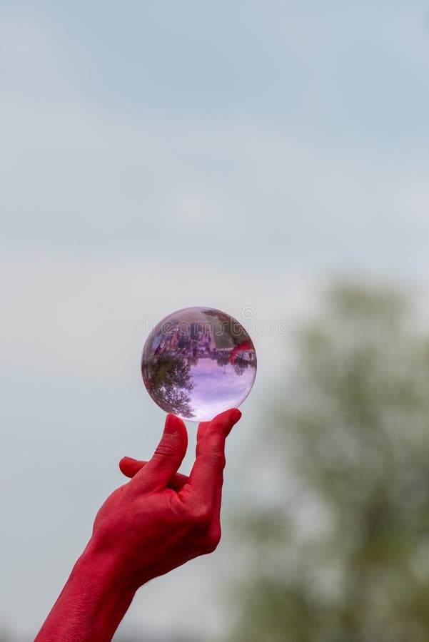 Jogos Carmesins Do Demônio Com Bola De Cristal Imagem de Stock