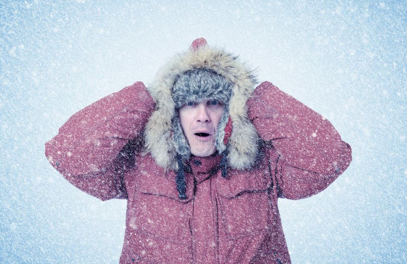 O homem congelado no inverno veste-se, frio, neve, blizzard imagem de stock royalty free O homem congelado no inverno veste-se, frio, neve, blizzard imagem de stock royalty free