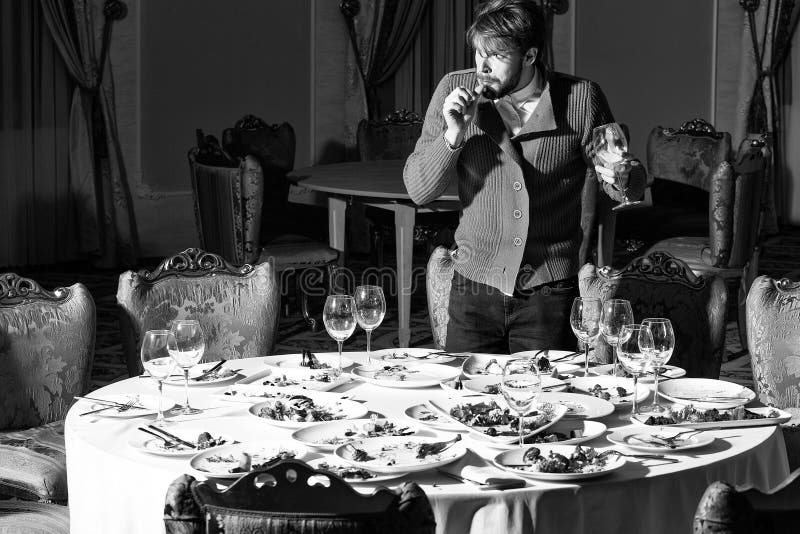 O homem considerável rouba o alimento fotos de stock O homem considerável rouba o alimento fotos de stock