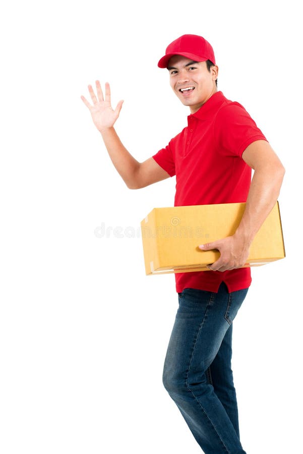 O homem de entrega de sorriso que fazem olá! ou o adeus gesticulam ao guardar a caixa imagens de stock O homem de entrega de sorriso que fazem olá! ou o adeus gesticulam ao guardar a caixa imagens de stock
