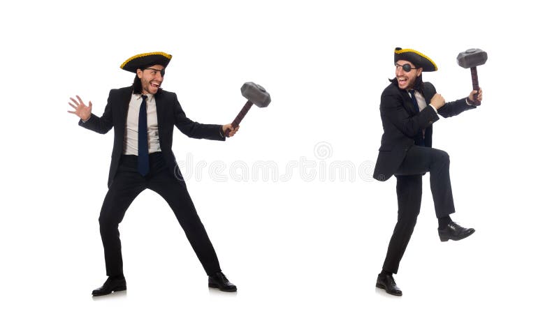 O homem de neg?cios do pirata que mant?m o martelo isolado no branco foto de stock royalty free O homem de neg?cios do pirata que mant?m o martelo isolado no branco foto de stock royalty free