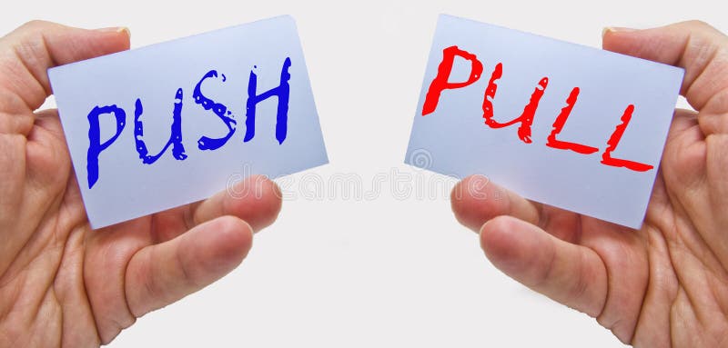 O homem de negócio entrega a manipulação de cartões com palavras push pull