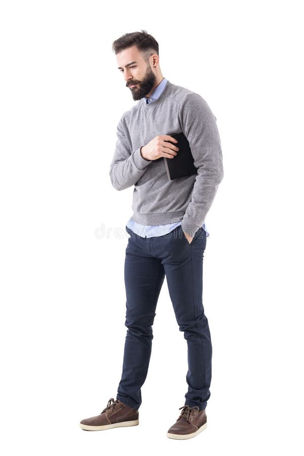 O homem de negócio pensativo sério leva o caderno sob o braço e a vista para baixo foto de stock royalty free O homem de negócio pensativo sério leva o caderno sob o braço e a vista para baixo foto de stock royalty free
