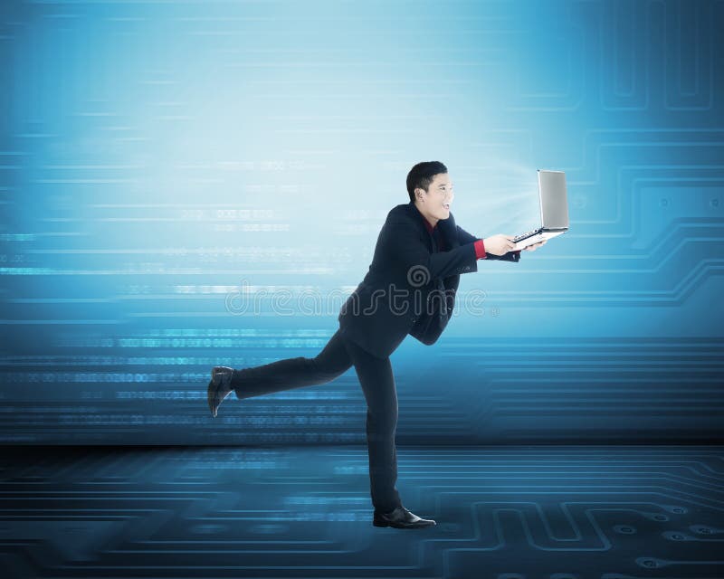 O homem de negócio tem o acesso à internet rápido foto de stock royalty free O homem de negócio tem o acesso à internet rápido foto de stock royalty free