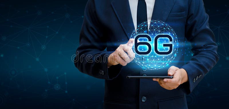 O homem de negócios da terra do telefone 6g conecta a mão mundial do garçom que guarda uma tabuleta digital vazia com a conexão e imagem de stock O homem de negócios da terra do telefone 6g conecta a mão mundial do garçom que guarda uma tabuleta digital vazia com a conexão e imagem de stock