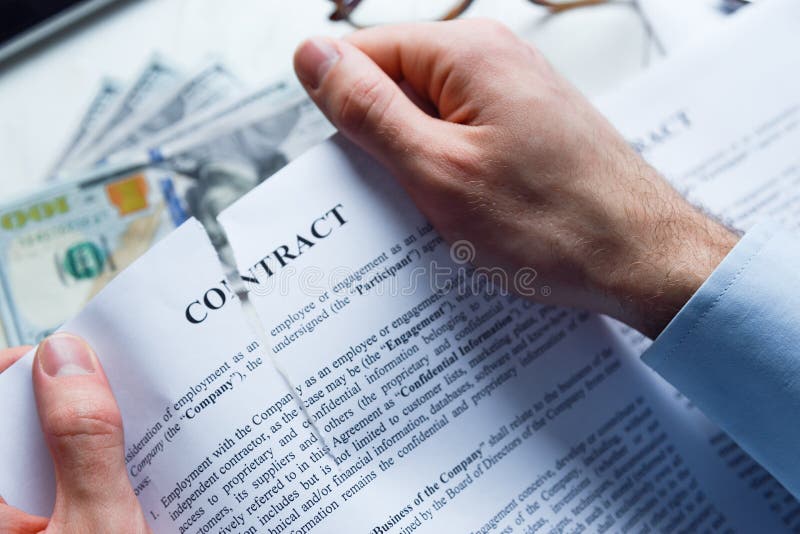 O homem de negócios desapontado ou iludido rasga acima um contrato imagens de stock royalty free O homem de negócios desapontado ou iludido rasga acima um contrato imagens de stock royalty free