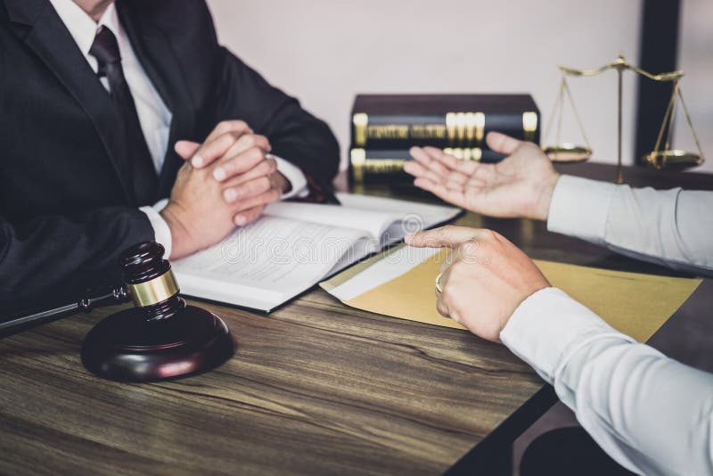 O homem de negócios e o advogado ou o juiz do homem consultam ter a reunião da equipe com o cliente, o conceito da lei e dos serv foto de stock royalty free O homem de negócios e o advogado ou o juiz do homem consultam ter a reunião da equipe com o cliente, o conceito da lei e dos serv foto de stock royalty free