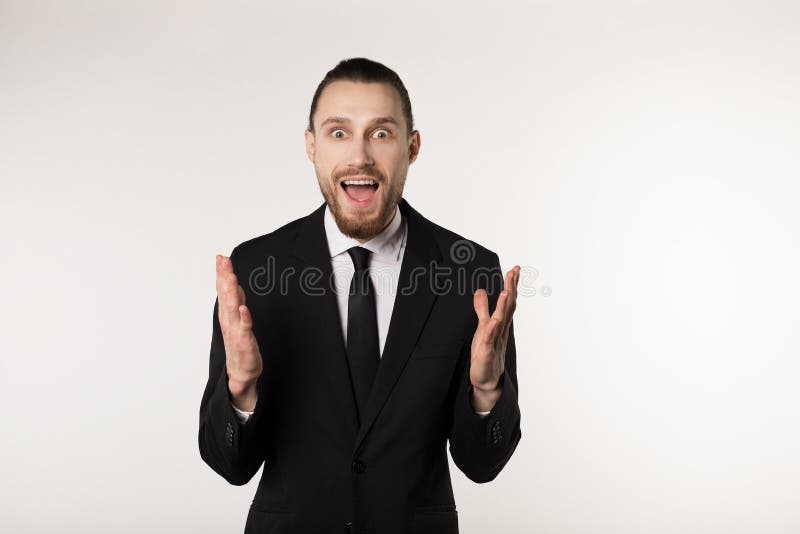 O homem de negócios elegante sobre as mãos à nora e confusas brancas do fundo da expressão aumentou fotos de stock royalty free O homem de negócios elegante sobre as mãos à nora e confusas brancas do fundo da expressão aumentou fotos de stock royalty free