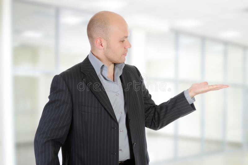 O homem de negócios mantem sua palma da mão. imagem de stock O homem de negócios mantem sua palma da mão. imagem de stock