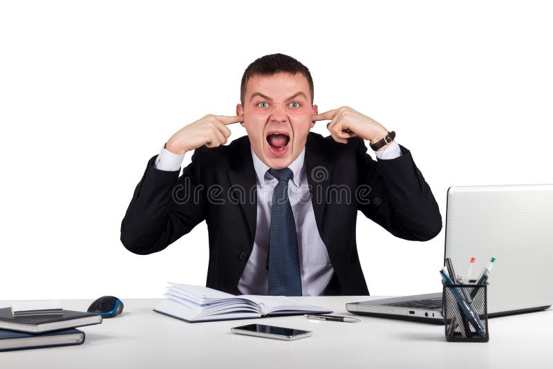 O homem de negócios novo fecha suas orelhas com seus mãos e gritar isoladas no fundo branco imagens de stock O homem de negócios novo fecha suas orelhas com seus mãos e gritar isoladas no fundo branco imagens de stock