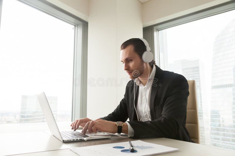 O homem de negócios participa na conferência em linha imagem de stock O homem de negócios participa na conferência em linha imagem de stock
