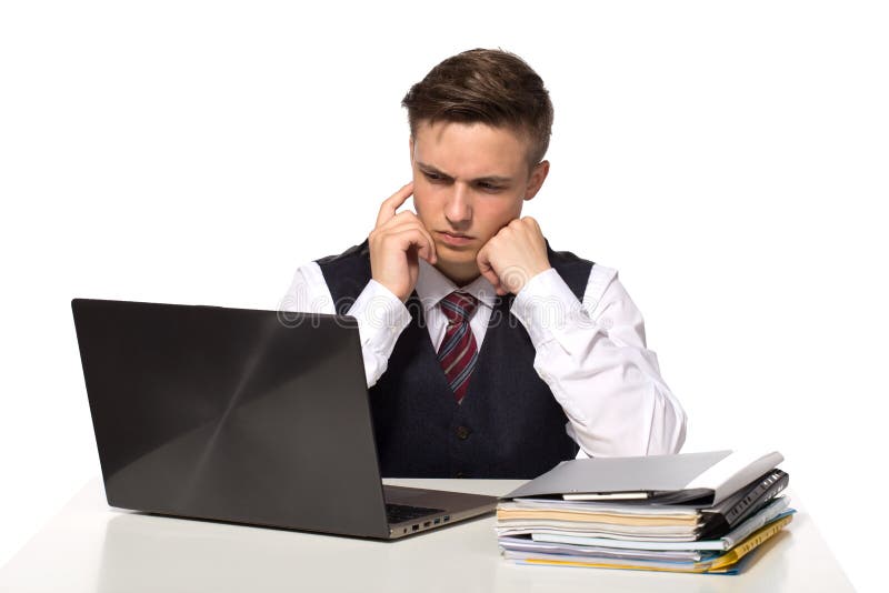 O homem de negócios pensativo novo calcula impostos na mesa no escritório Isolado no branco imagem de stock royalty free O homem de negócios pensativo novo calcula impostos na mesa no escritório Isolado no branco imagem de stock royalty free