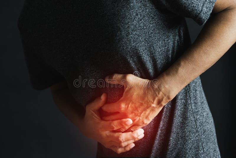 O homem deve obter o problema sobre o estômago e encher a doença para o conceito saudável no fundo preto fotos de stock royalty free O homem deve obter o problema sobre o estômago e encher a doença para o conceito saudável no fundo preto fotos de stock royalty free
