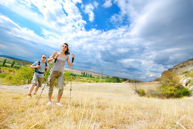 O homem e a mulher adultos estão caminhando foto de stock O homem e a mulher adultos estão caminhando foto de stock