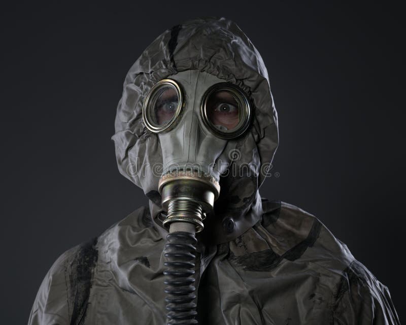 O homem com uma máscara de gás fotos de stock royalty free