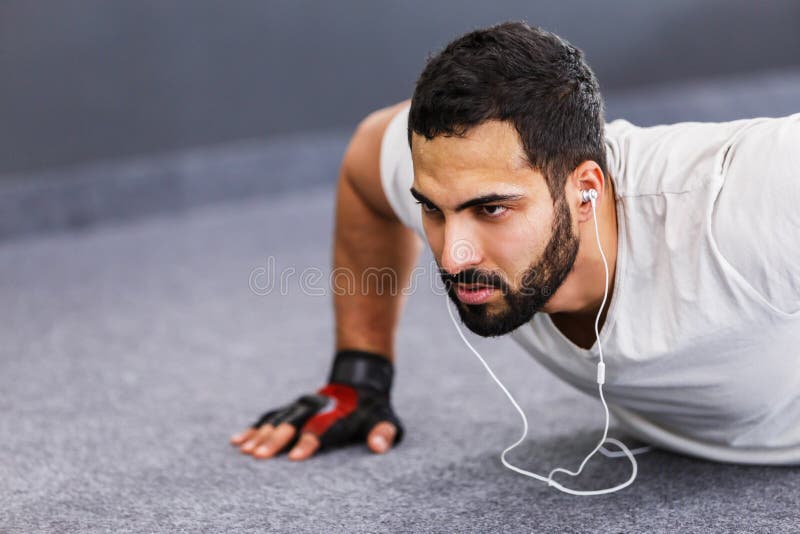 O homem empurra levanta imagens de stock O homem empurra levanta imagens de stock