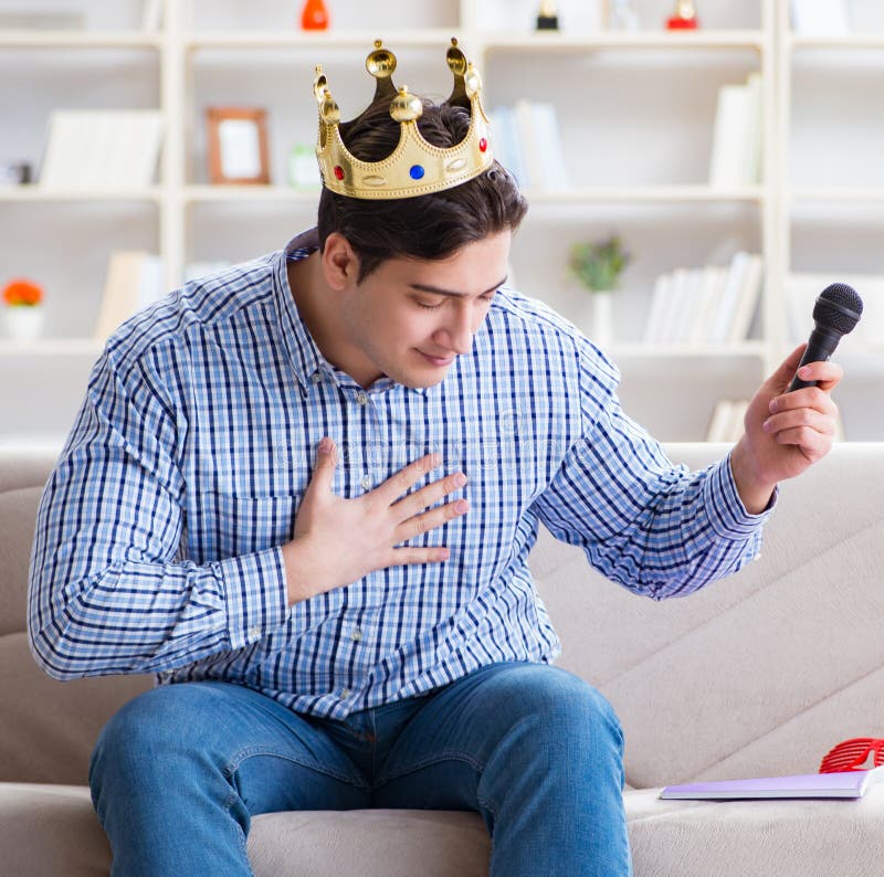 O homem engraçado cantando canções em karaokê em casa imagens de stock O homem engraçado cantando canções em karaokê em casa imagens de stock