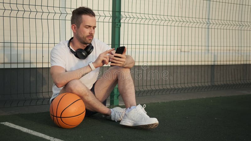 Jogador de basquete, ouvir música