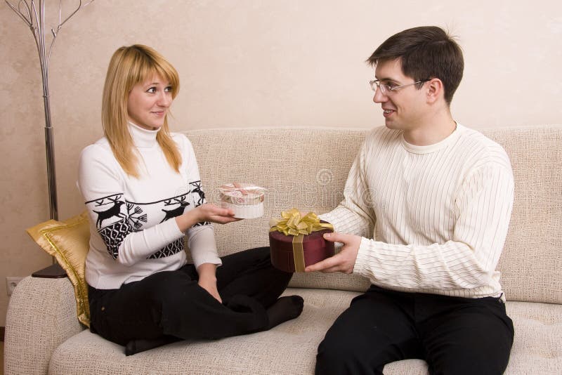 O homem está dando a mulher dos presentes no Valentim? dia de s. fotos de stock O homem está dando a mulher dos presentes no Valentim? dia de s. fotos de stock
