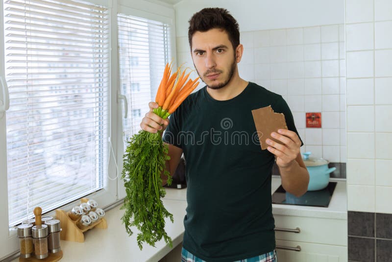 O homem está irritado e virado, não quer comer vegetais imagem de stock royalty free O homem está irritado e virado, não quer comer vegetais imagem de stock royalty free