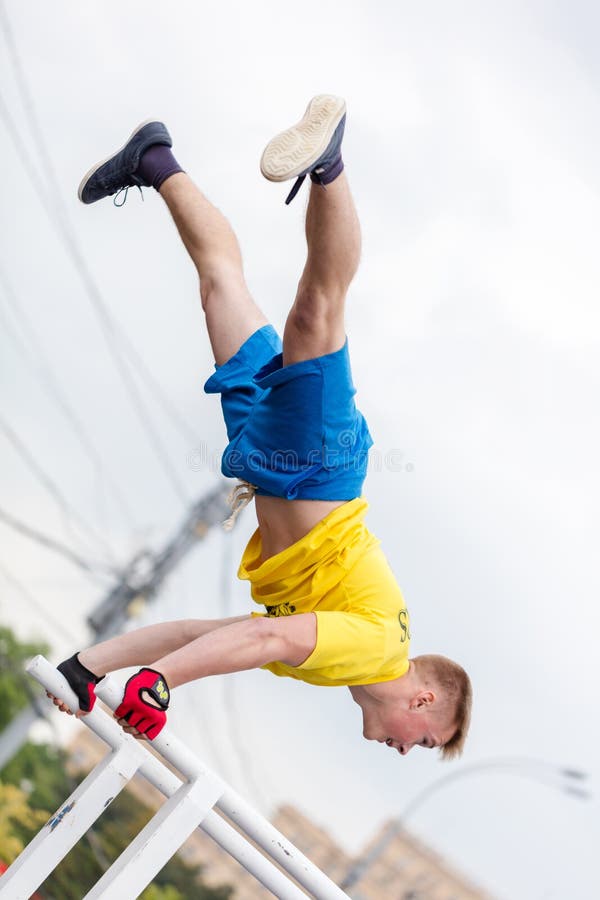 O homem executa um truque imagens de stock