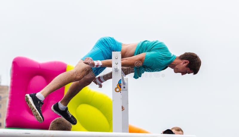 O homem executa um truque fotos de stock royalty free