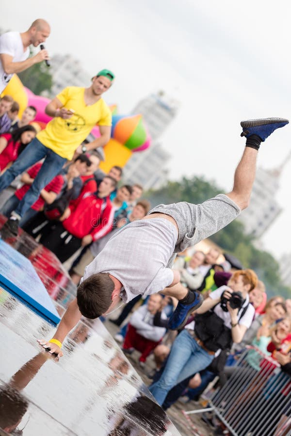 O homem executa um truque fotos de stock royalty free