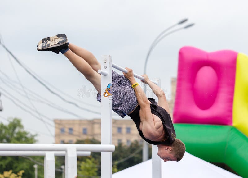 O homem executa um truque imagem de stock