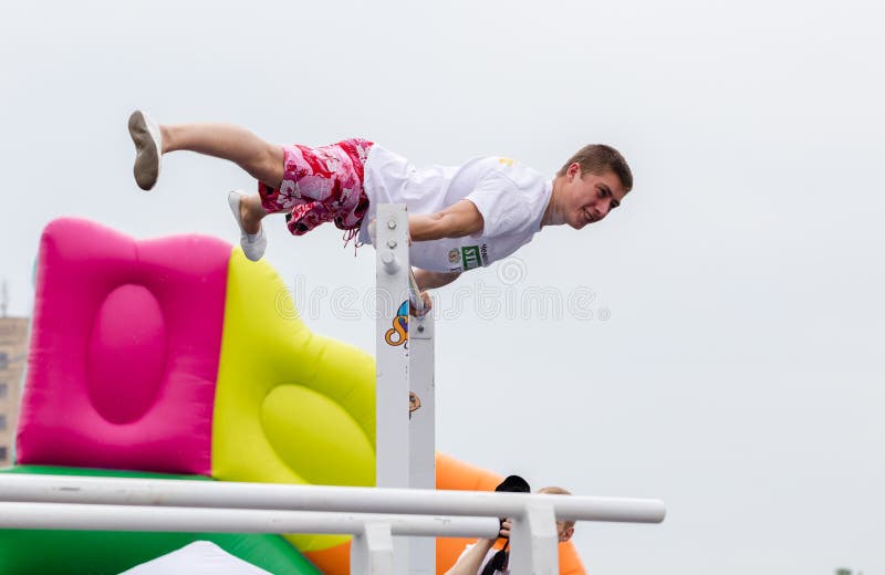 O homem executa um truque imagens de stock royalty free