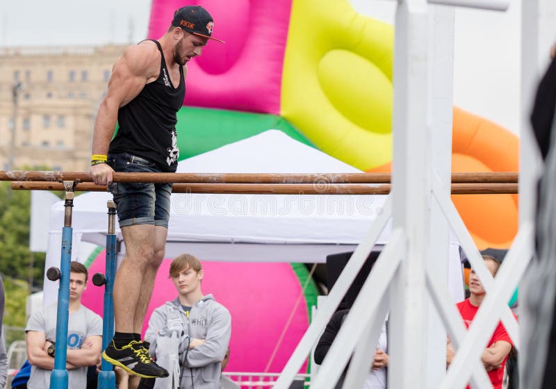 O homem executa um truque fotografia de stock royalty free