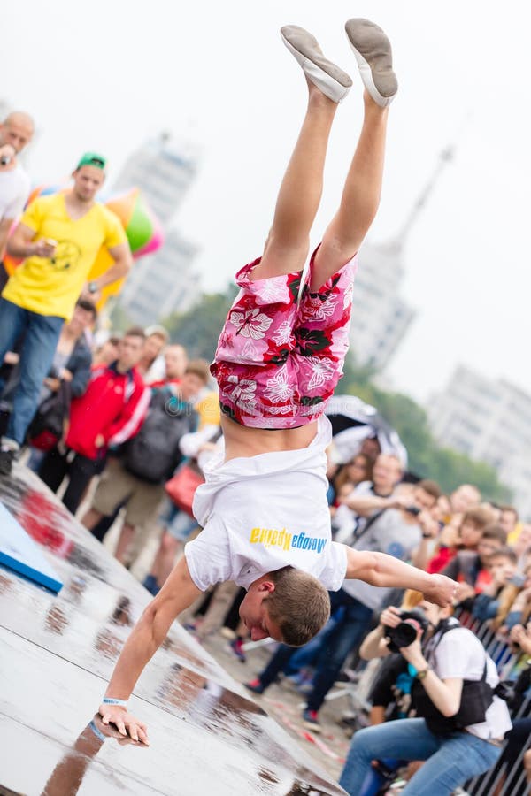 O homem executa um truque foto de stock