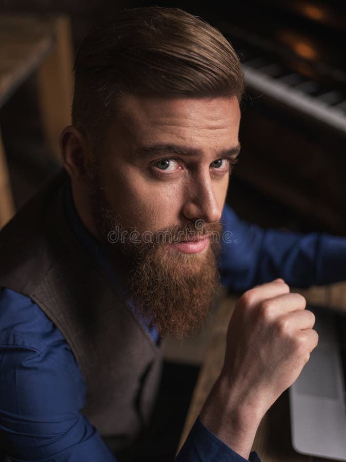 O homem farpado considerável está expressando sua aspiração imagem de stock O homem farpado considerável está expressando sua aspiração imagem de stock