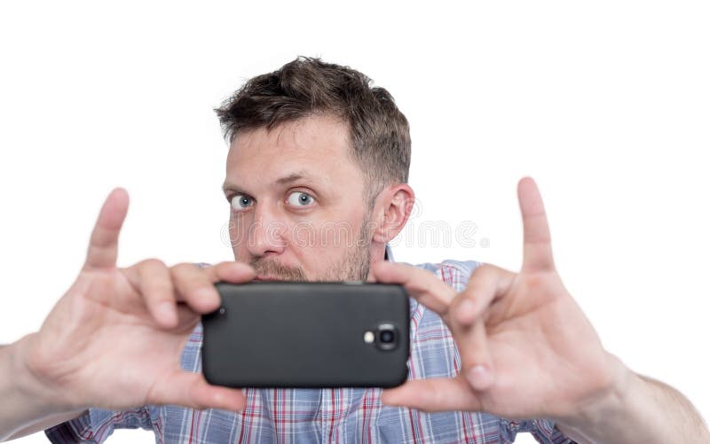 O homem farpado fotografou pelo smartphone, isolado no fundo branco imagens de stock royalty free O homem farpado fotografou pelo smartphone, isolado no fundo branco imagens de stock royalty free