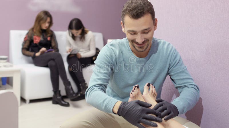 O homem faz massagens os pés do ` s da mulher
