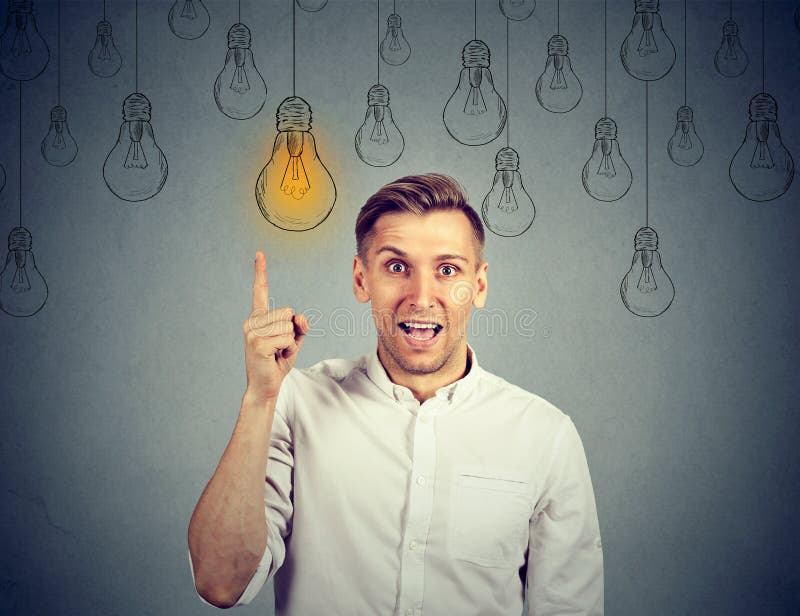 O homem feliz que aponta na ampola tem uma solução imagens de stock royalty free O homem feliz que aponta na ampola tem uma solução imagens de stock royalty free