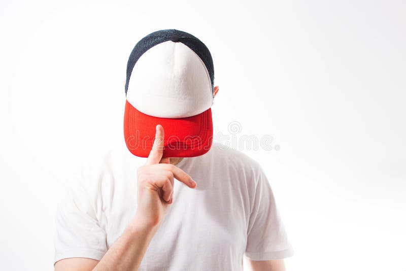 O homem, indivíduo no boné de beisebol branco, vermelho vazio, em um b branco fotos de stock O homem, indivíduo no boné de beisebol branco, vermelho vazio, em um b branco fotos de stock
