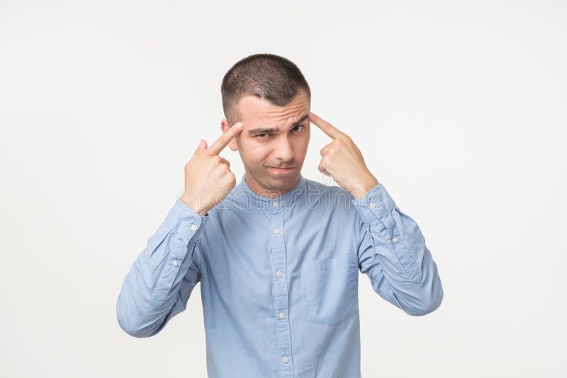 O homem latino-americano considerável tenta concentrar e recordar alguns detalhes imagem de stock O homem latino-americano considerável tenta concentrar e recordar alguns detalhes imagem de stock
