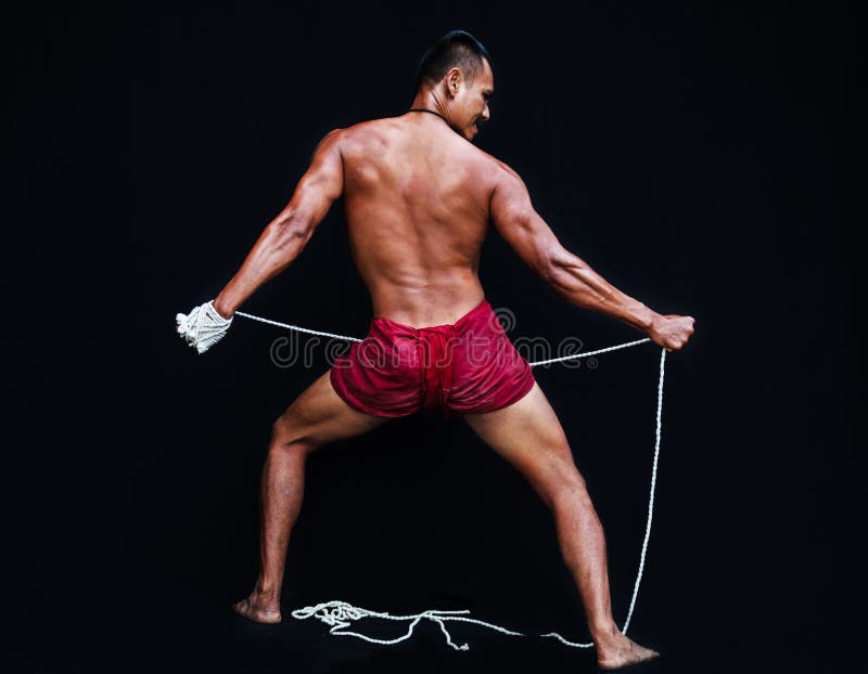 O homem muscular considerável indica artes marciais tradicionais asiáticas antigas, o encaixotamento tailandês ou o tailandês de fotografia de stock royalty free O homem muscular considerável indica artes marciais tradicionais asiáticas antigas, o encaixotamento tailandês ou o tailandês de fotografia de stock royalty free