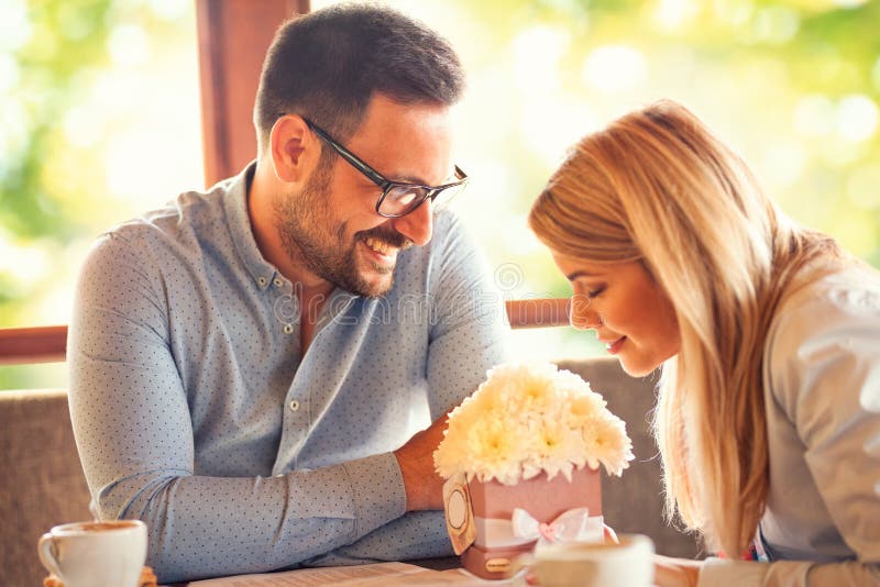 O homem no amor olha sua amiga fotos de stock O homem no amor olha sua amiga fotos de stock