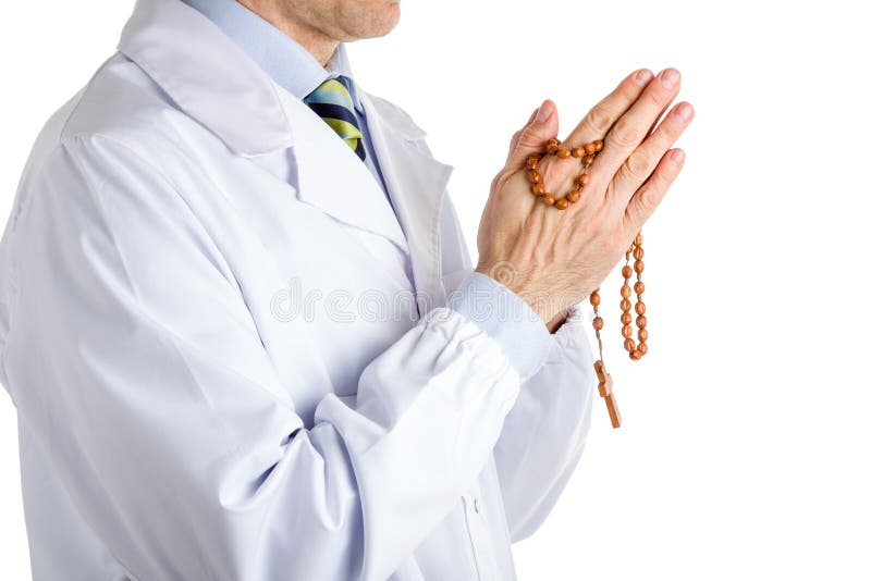 O homem no revestimento branco médico que guarda o rosário de madeira perla fotografia de stock O homem no revestimento branco médico que guarda o rosário de madeira perla fotografia de stock