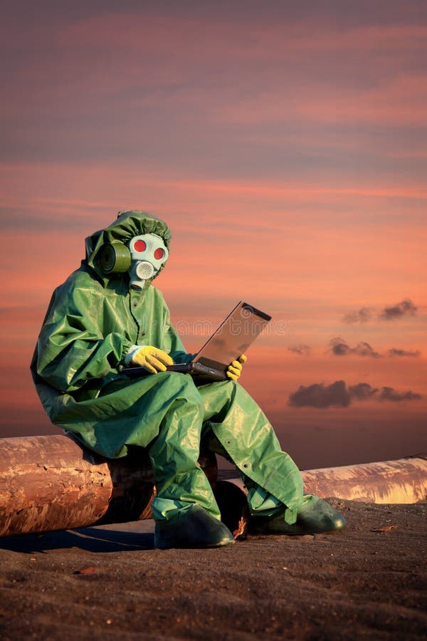 O homem no terno protetor trabalha na área da contaminação imagens de stock royalty free O homem no terno protetor trabalha na área da contaminação imagens de stock royalty free