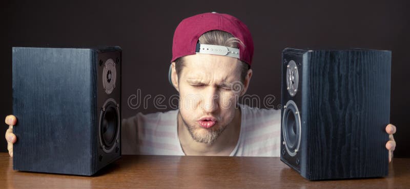 O homem novo audiophile escuta a música alta dos oradores f imagem de stock royalty free O homem novo audiophile escuta a música alta dos oradores f imagem de stock royalty free