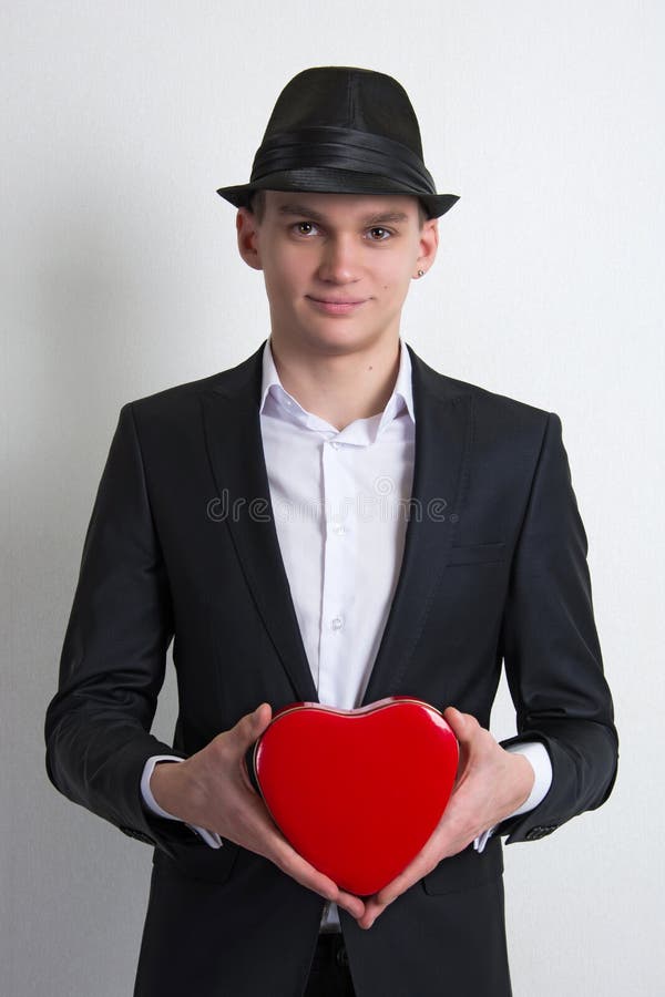 O homem novo com uma caixa gosta do amor do coração. foto de stock royalty free O homem novo com uma caixa gosta do amor do coração. foto de stock royalty free