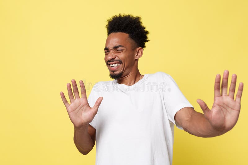 O homem novo desagradado irritado irritado furioso do retrato que levanta as mãos diz até não a laranja lá isolada do direito da imagem de stock royalty free O homem novo desagradado irritado irritado furioso do retrato que levanta as mãos diz até não a laranja lá isolada do direito da imagem de stock royalty free