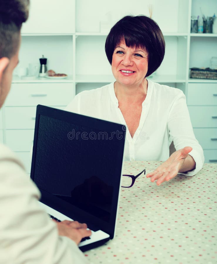 O homem novo e a mulher de negócios comunicam-se foto de stock royalty free O homem novo e a mulher de negócios comunicam-se foto de stock royalty free