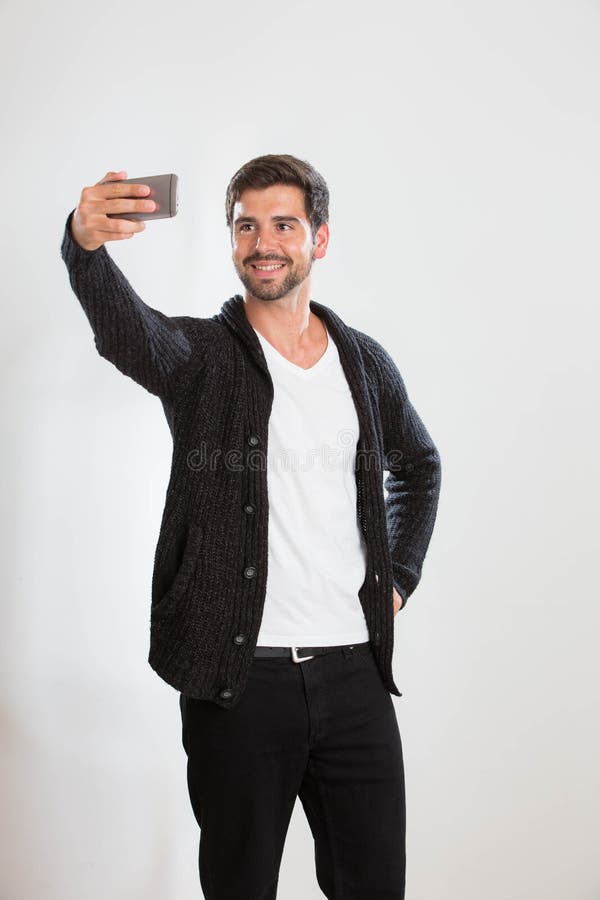 O homem novo está tomando um autorretrato fotos de stock royalty free O homem novo está tomando um autorretrato fotos de stock royalty free