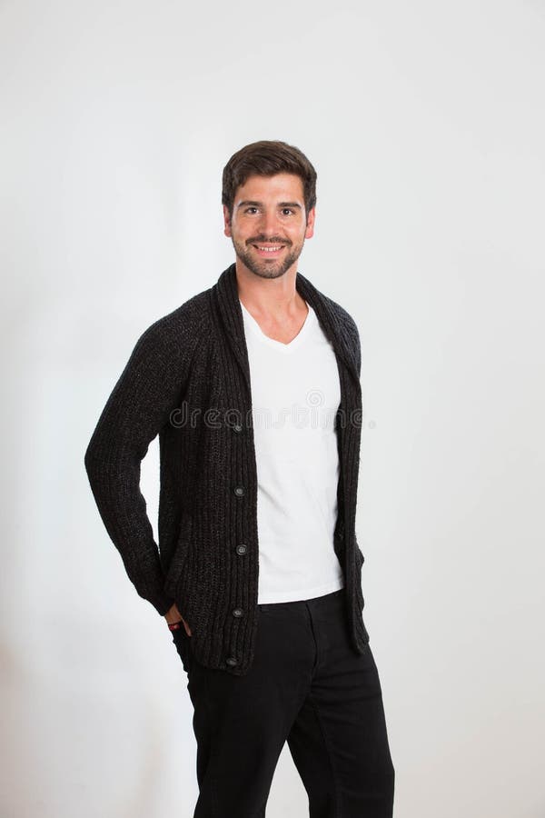 O homem novo expressa a felicidade que levanta em um estúdio fotografia de stock O homem novo expressa a felicidade que levanta em um estúdio fotografia de stock