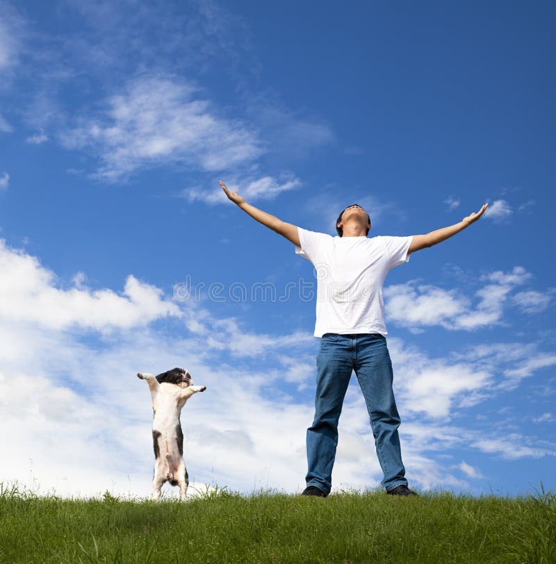 O homem novo relaxa e persegue O homem novo relaxa e persegue