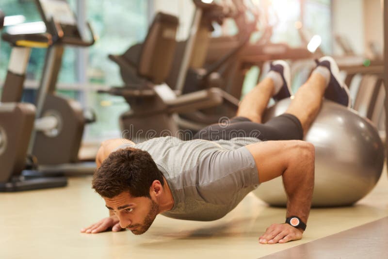 O homem que fazer empurra levanta no gym fotos de stock O homem que fazer empurra levanta no gym fotos de stock