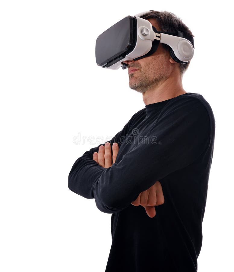O homem sério com vidros e braços da realidade virtual cruzou o isolat foto de stock royalty free O homem sério com vidros e braços da realidade virtual cruzou o isolat foto de stock royalty free